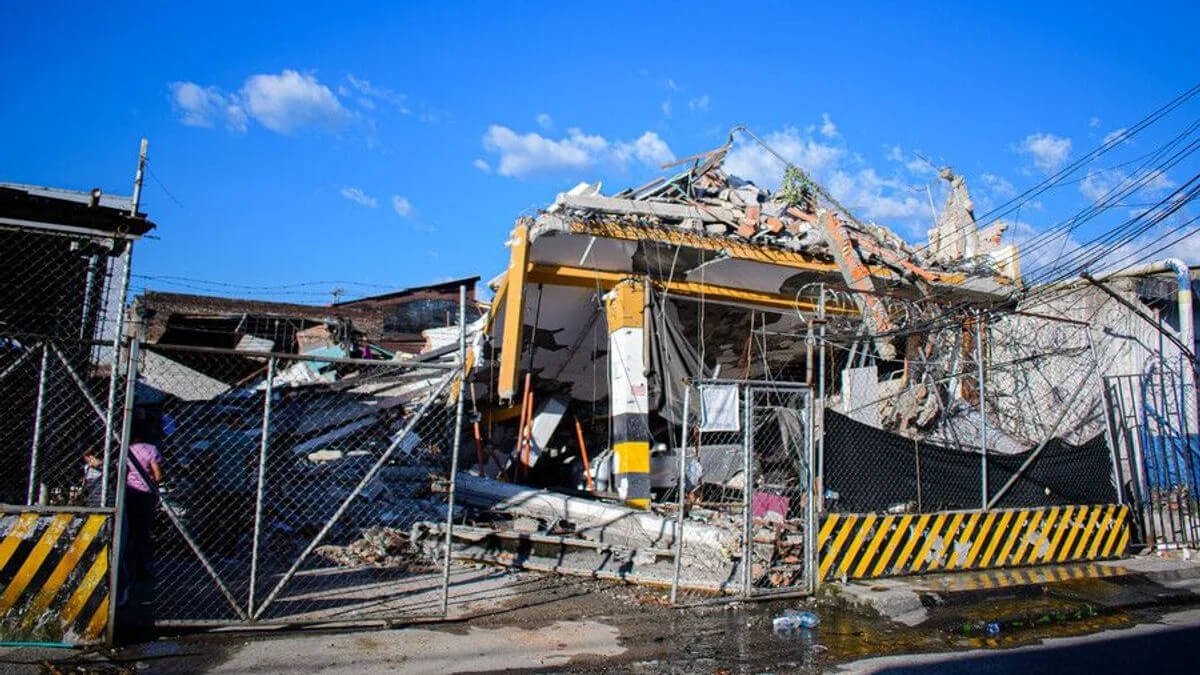 Trabajadores eléctricos restaurando energía tras terremoto en Colombia